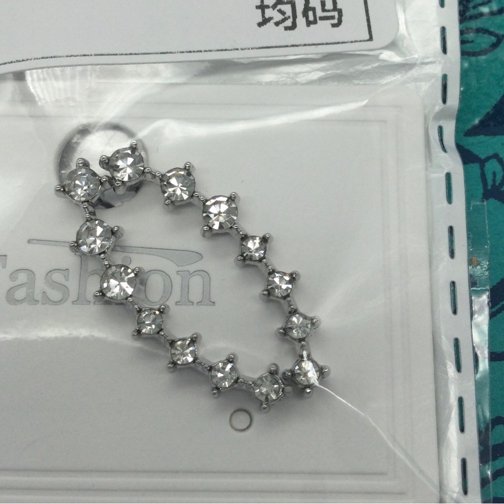 Elegant Silver Crystal Ear Cuff. New - Picture 9 of 10